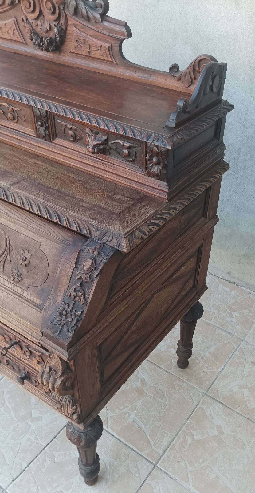 Louis XIII cylinder desk in carved oak, 19th century.