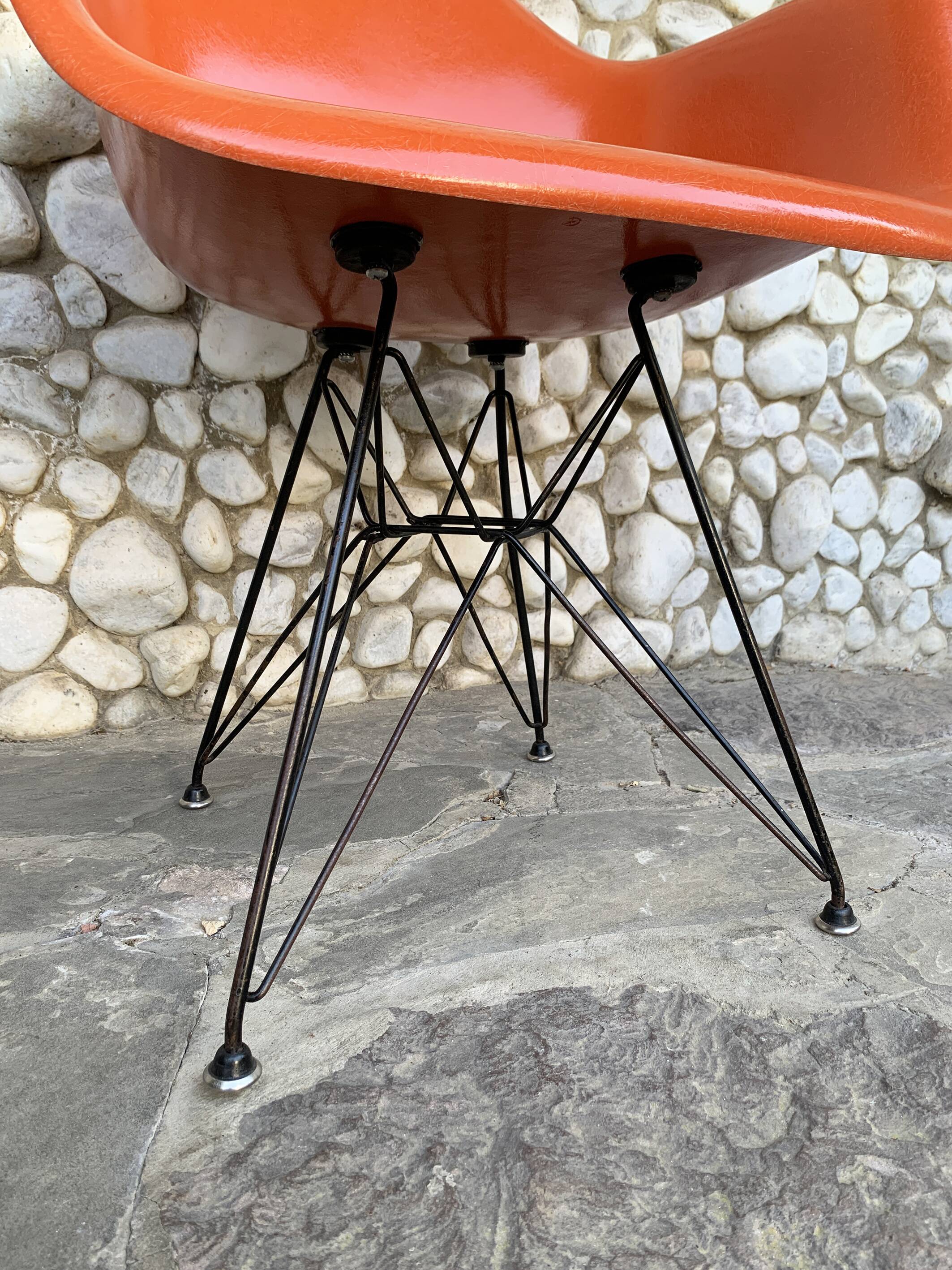 Fauteuil Eames DAR orange, base Eiffel originale, Herman Miller, 1960