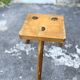 Tabouret brutaliste tripode bois massif claveté