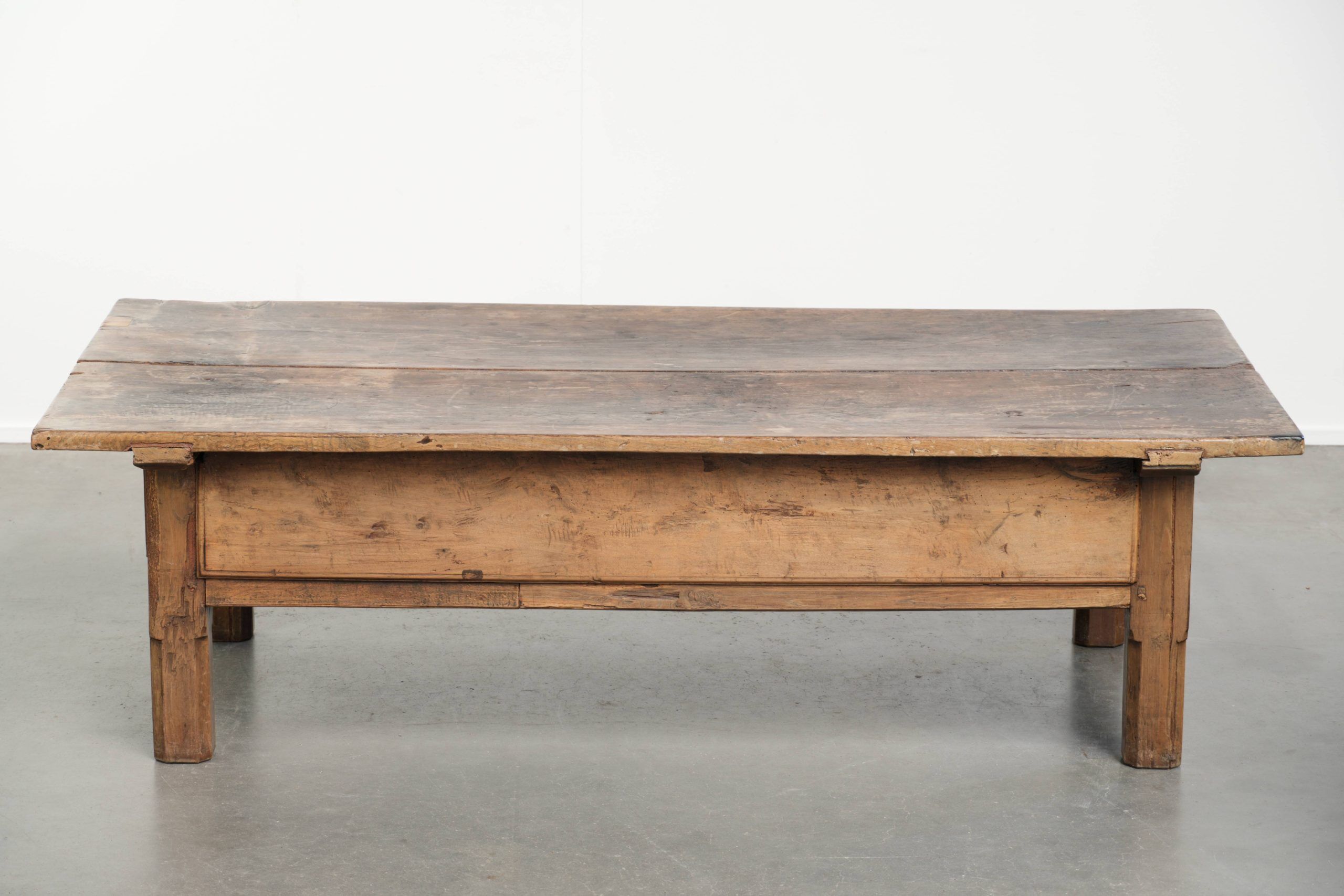 Table basse antique sud-européenne en bois fruitier avec un tiroir.