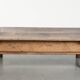 Table basse antique sud-européenne en bois fruitier avec un tiroir.