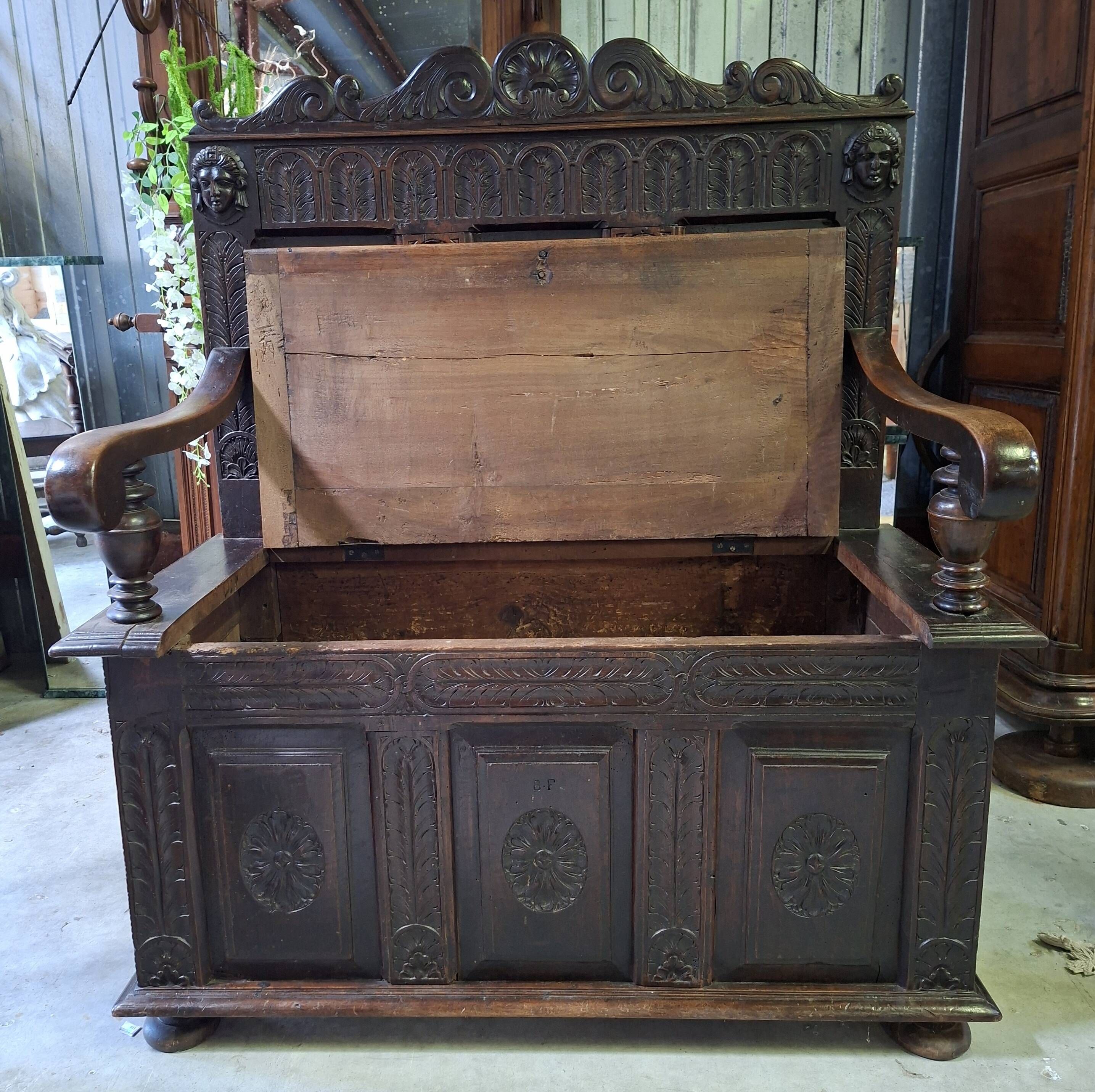 Banc coffre en bois richement sculpté – Style Renaissance – XIXe siècle