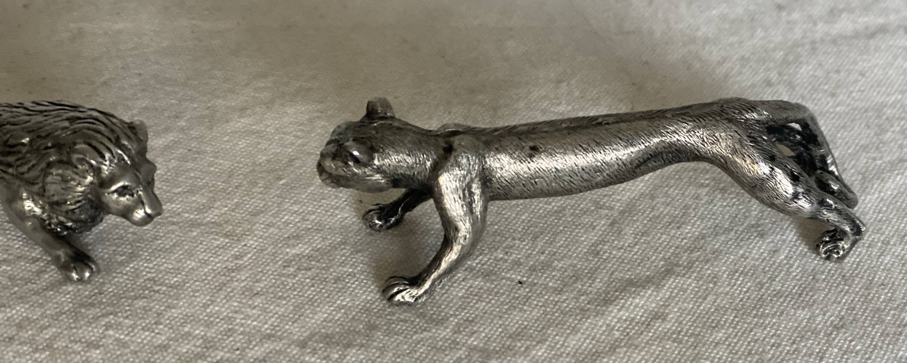Set of 6 vintage 1970s silver-plated lion-shaped knife rests.