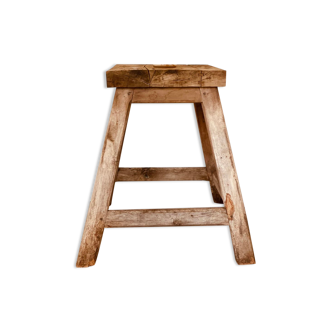 Tabouret en bois brut