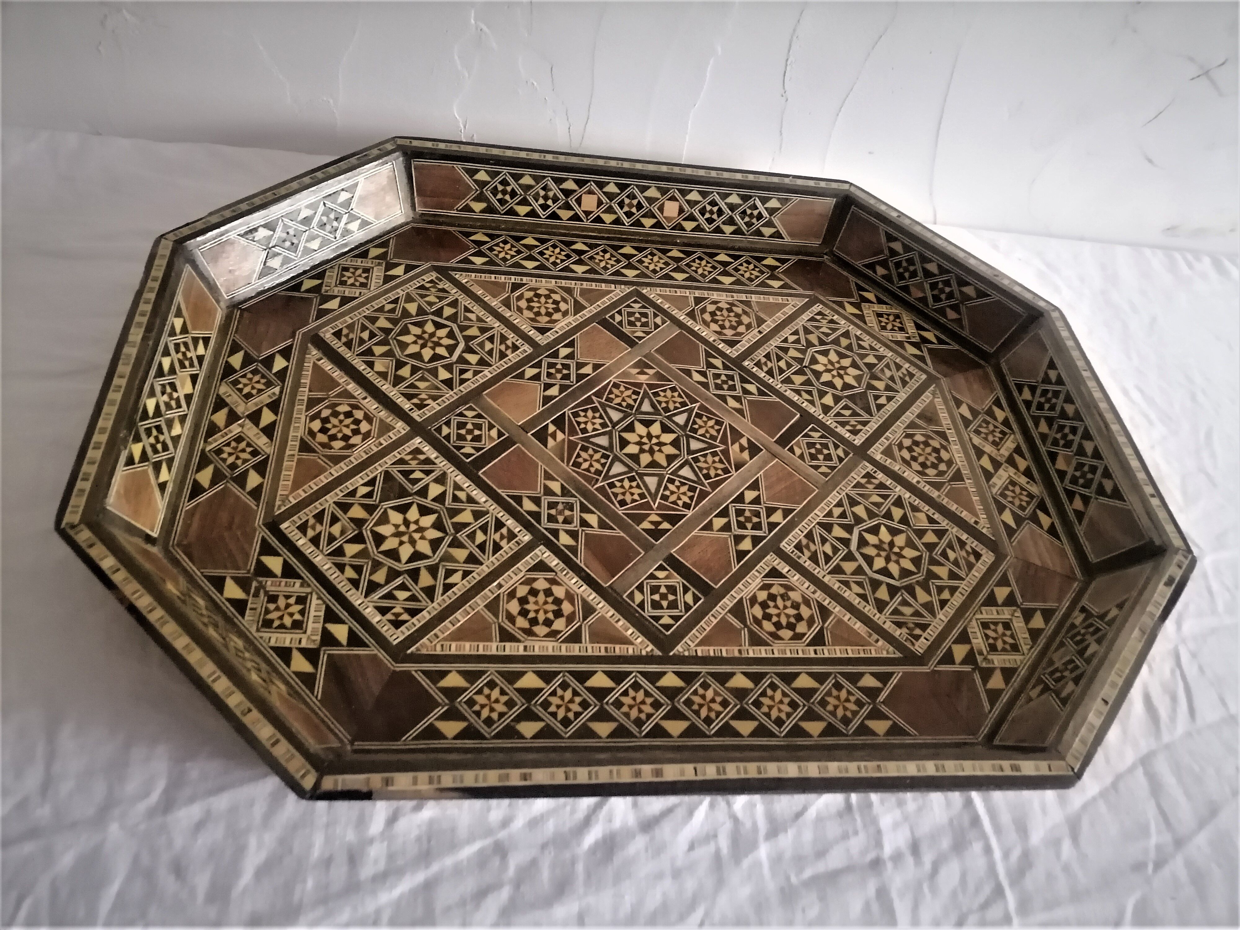 Syrian service tray in fine marquetry. First half of the twentieth century.