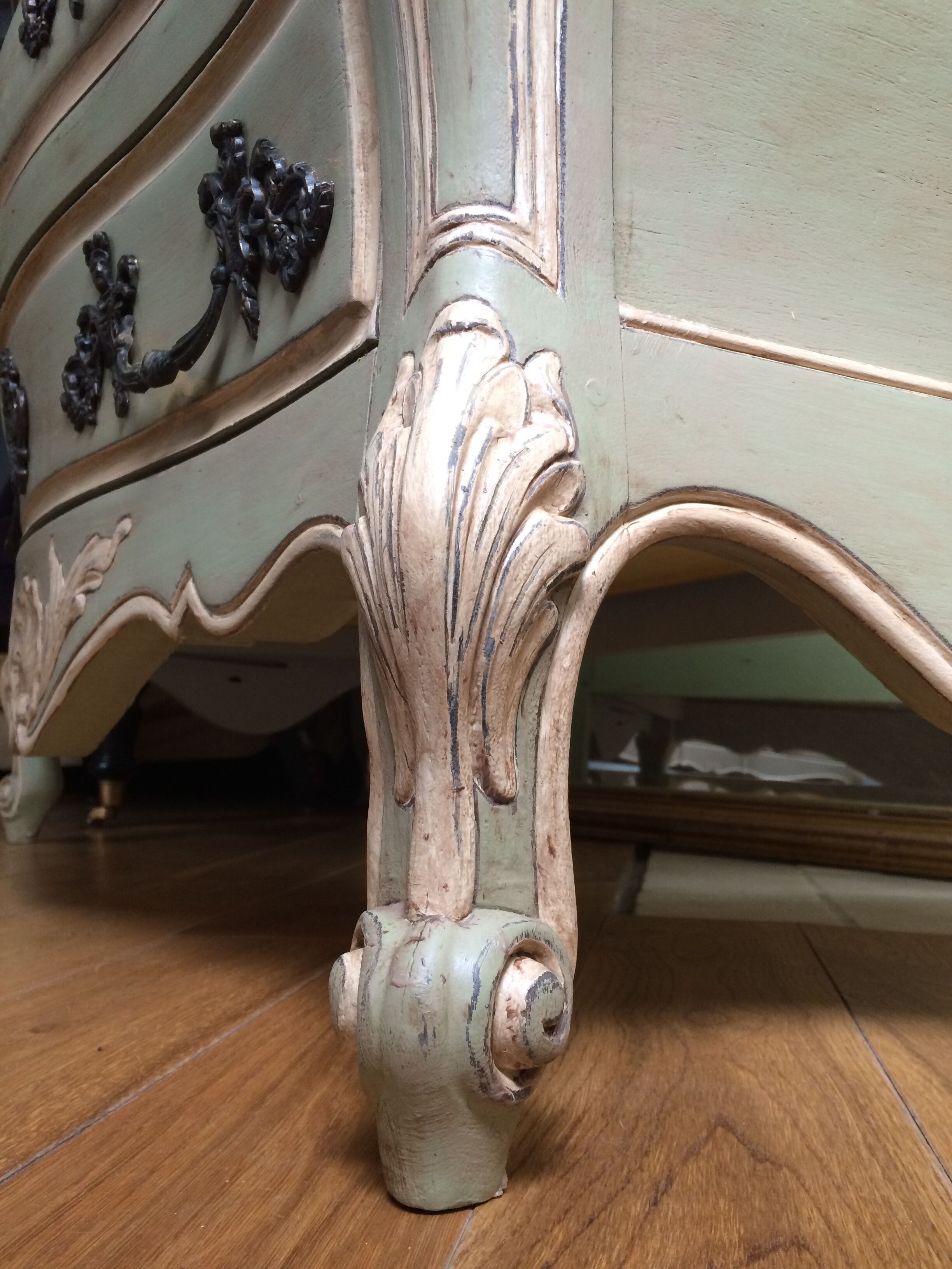 Bordelaise chest of drawers Louis XV style