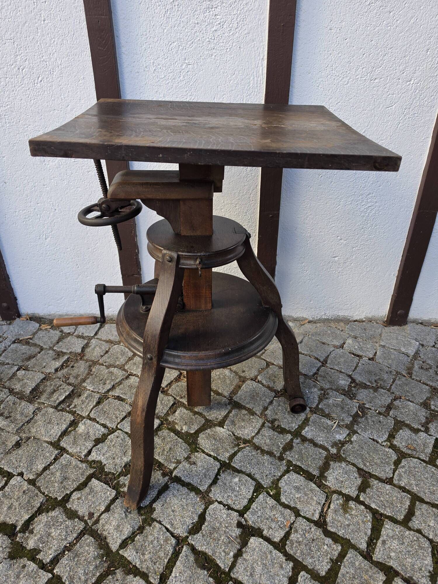 Sculpture stand, photographic camera tripod