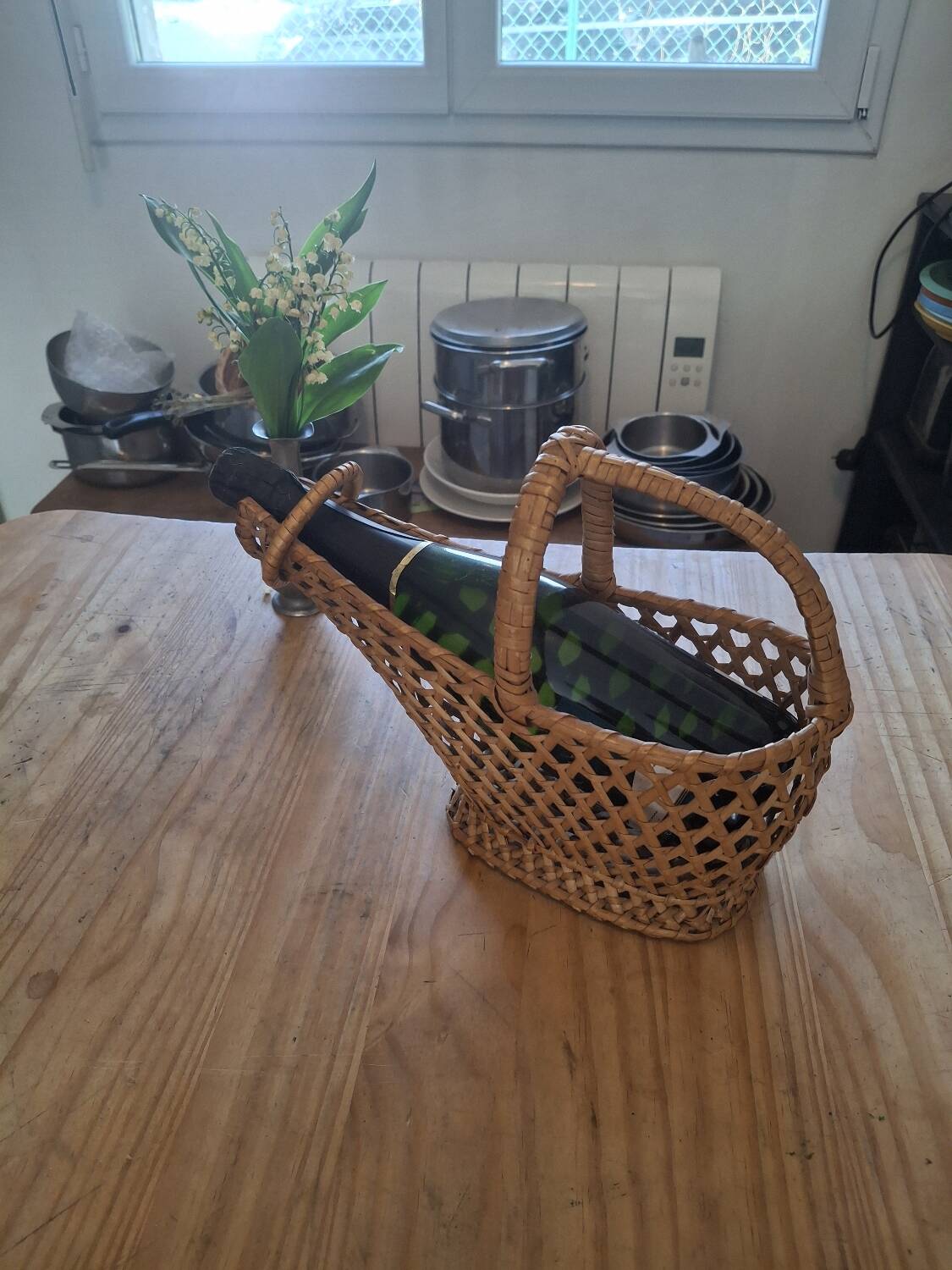 Woven wicker bottle basket