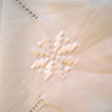 Nappe à thé brodée