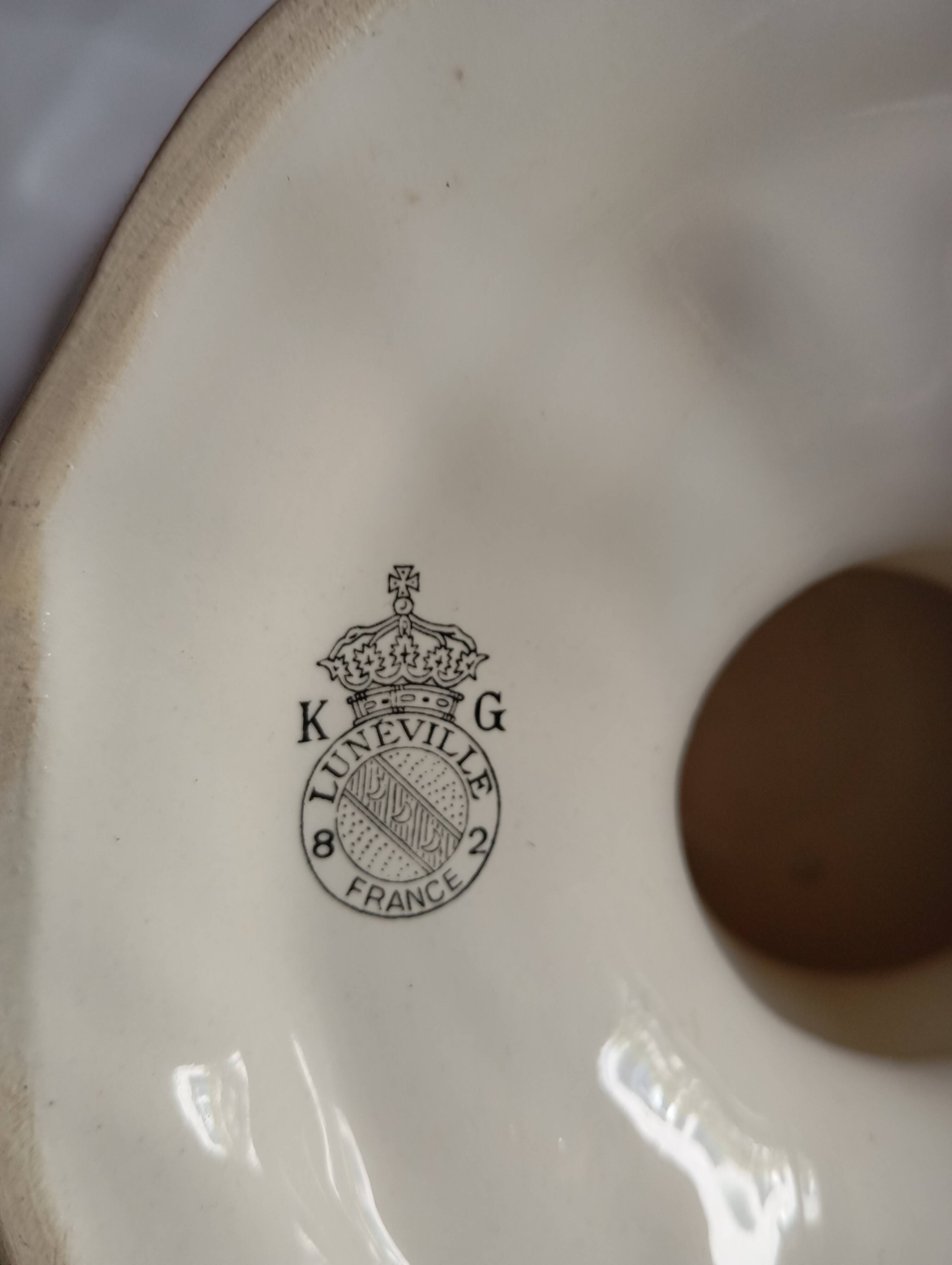 Plat a biscuit sur pied en faience de luneville