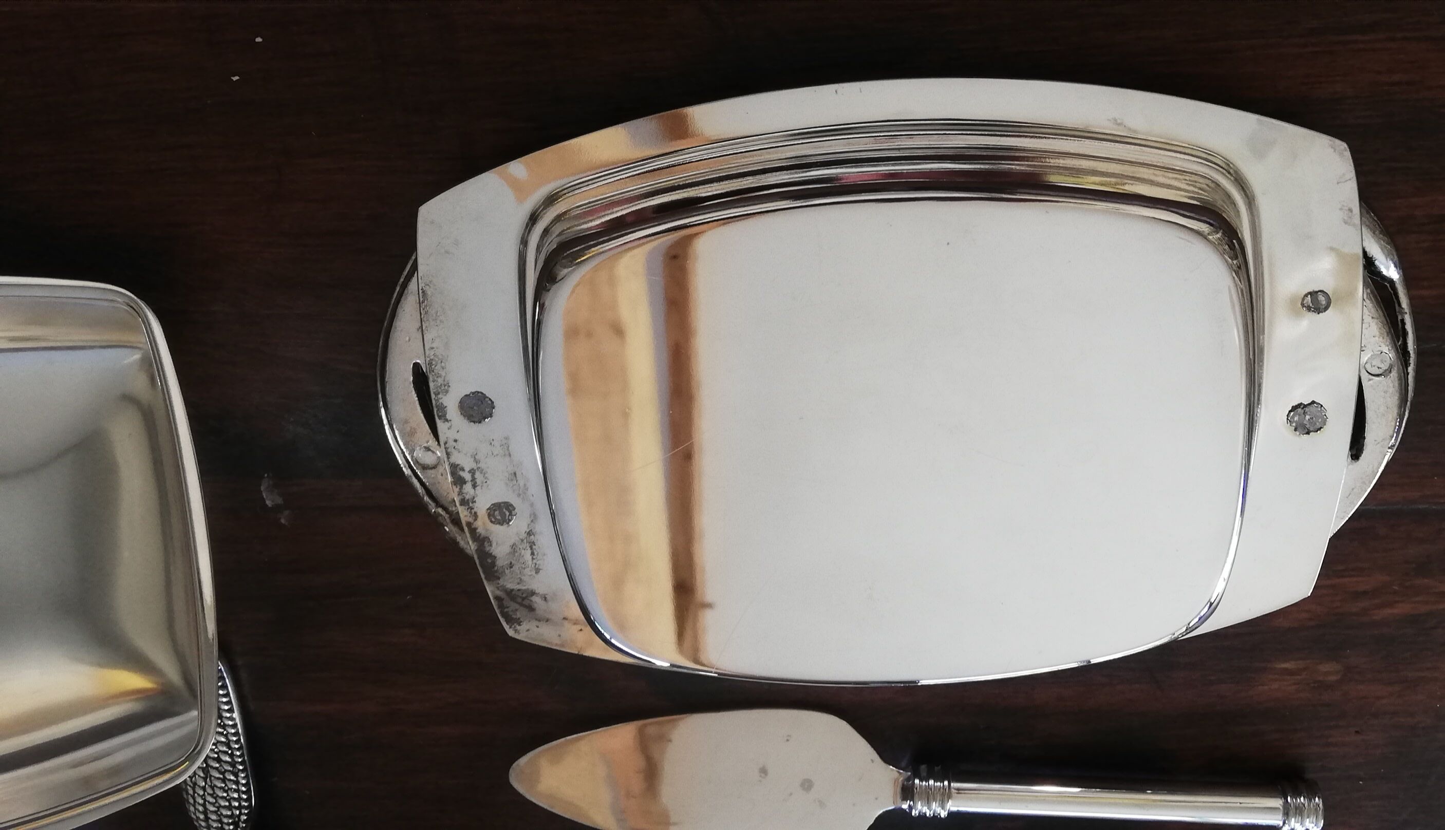 Butter maker together foie gras and cheese and picks up silea crumbs