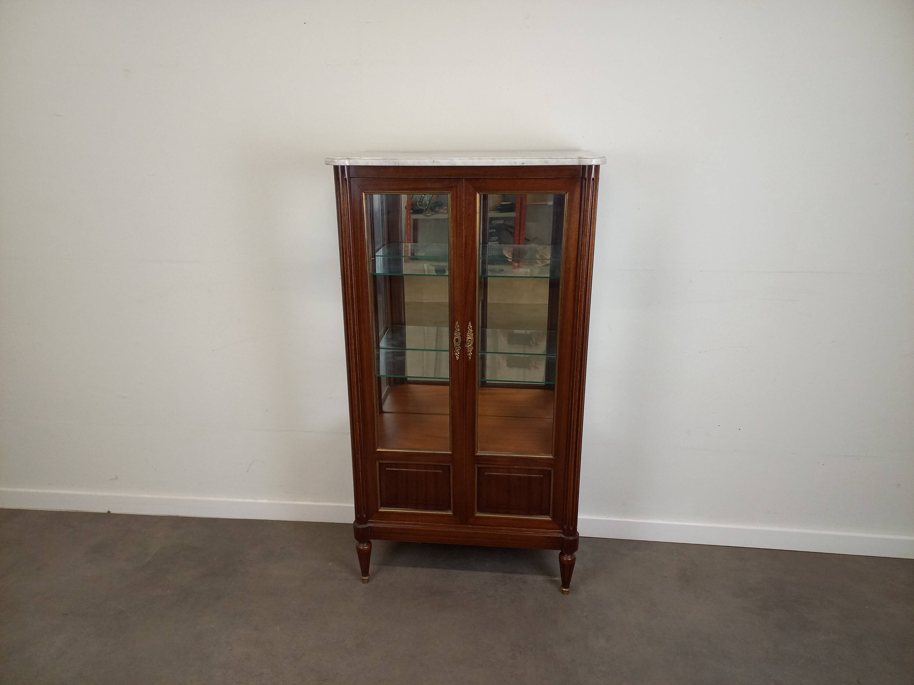 Vitrine de style Louis XVI