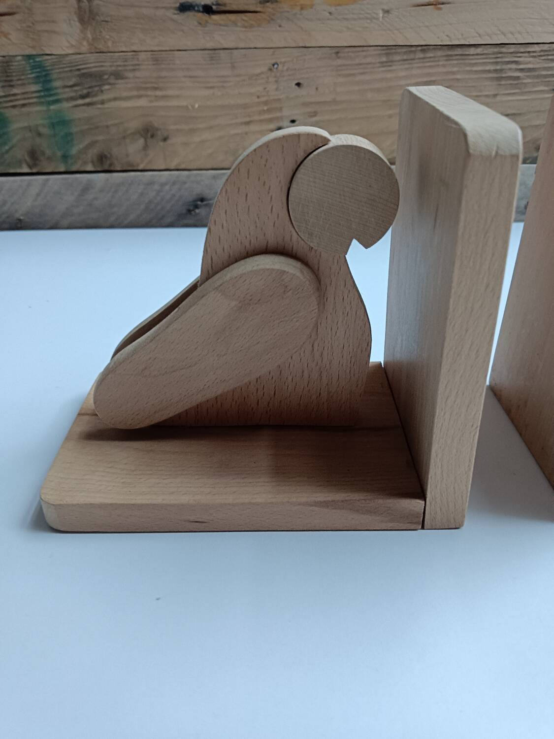 Serre-livres en bois brut figurant des oiseaux