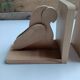 Serre-livres en bois brut figurant des oiseaux