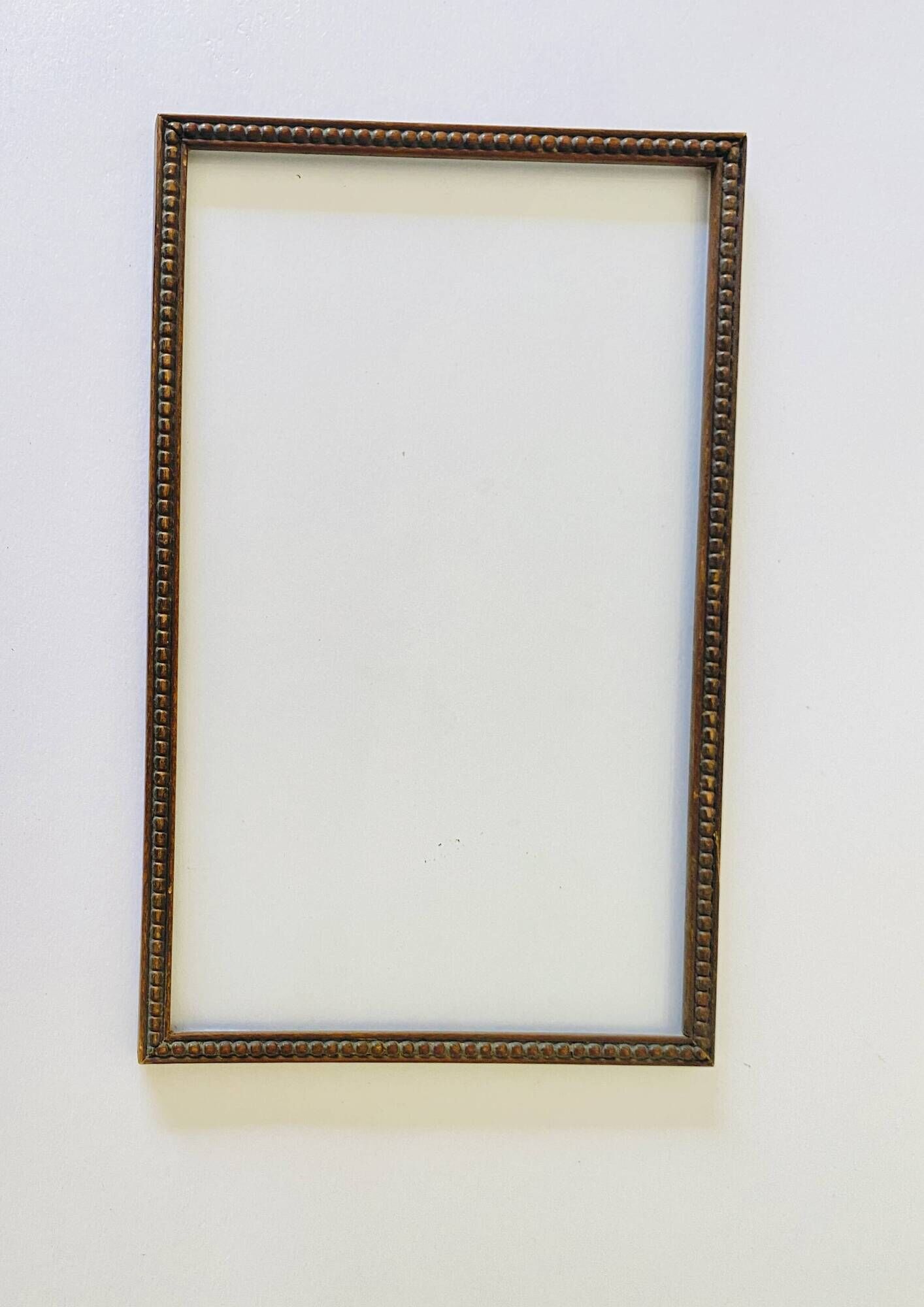 Wooden frame carved in beads, glazed, gray cardboard back and irzft paper