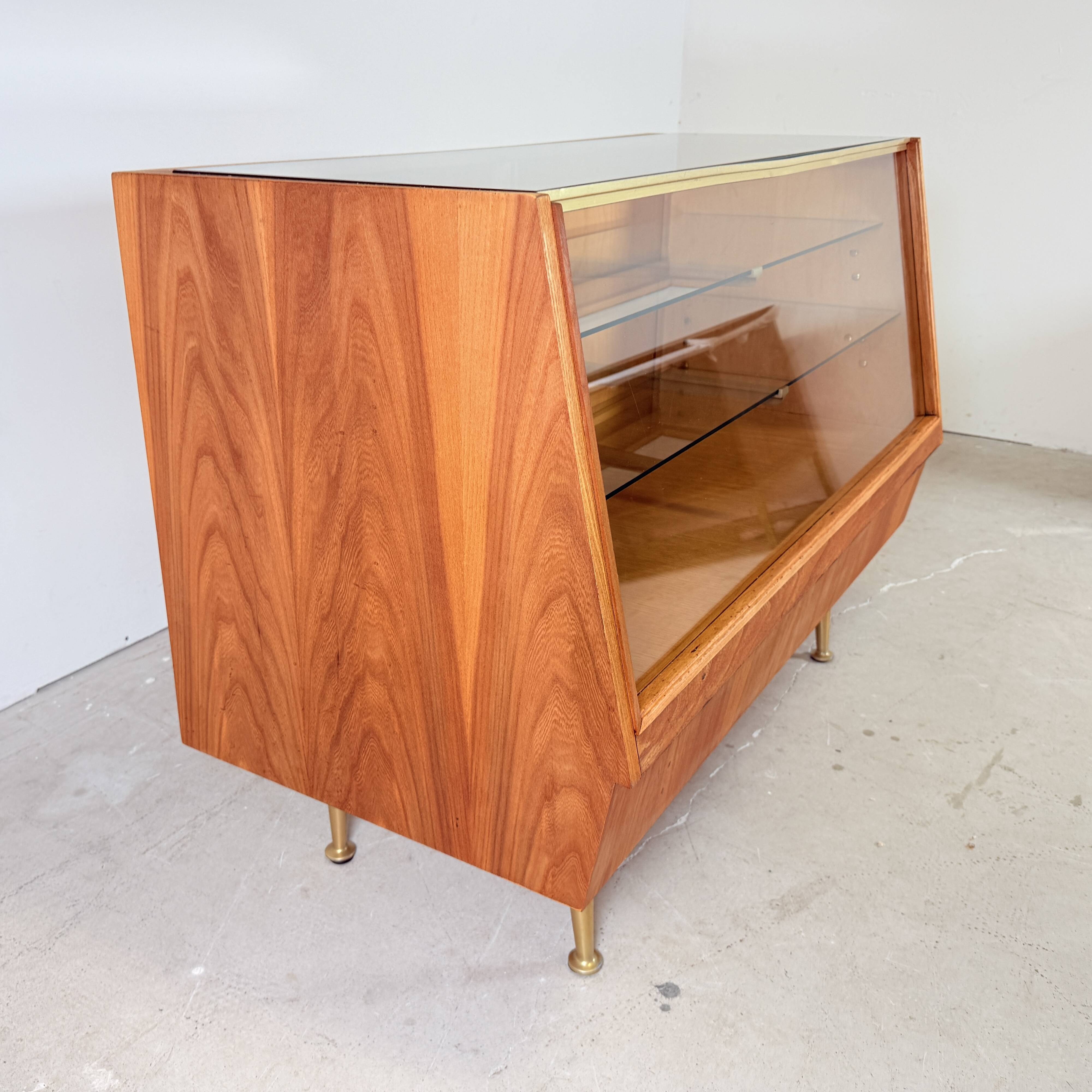Vitrine vintage sur pieds dorés