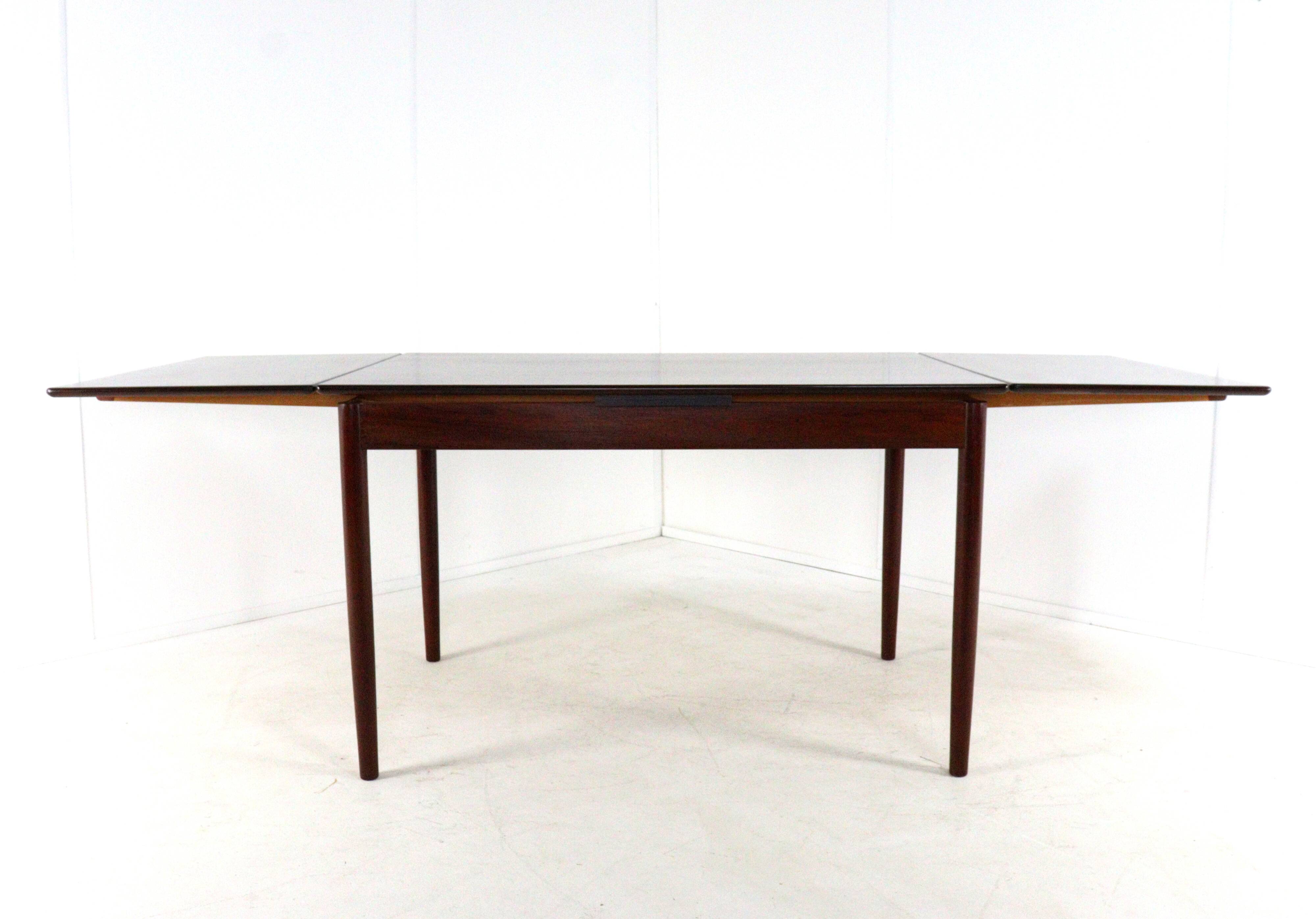 Table à manger extensible en bois de rose 'Stenstrup' - style mid-century moderne