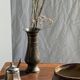 Paire de deux petits vases en métal ciselés H15,5 D6,5