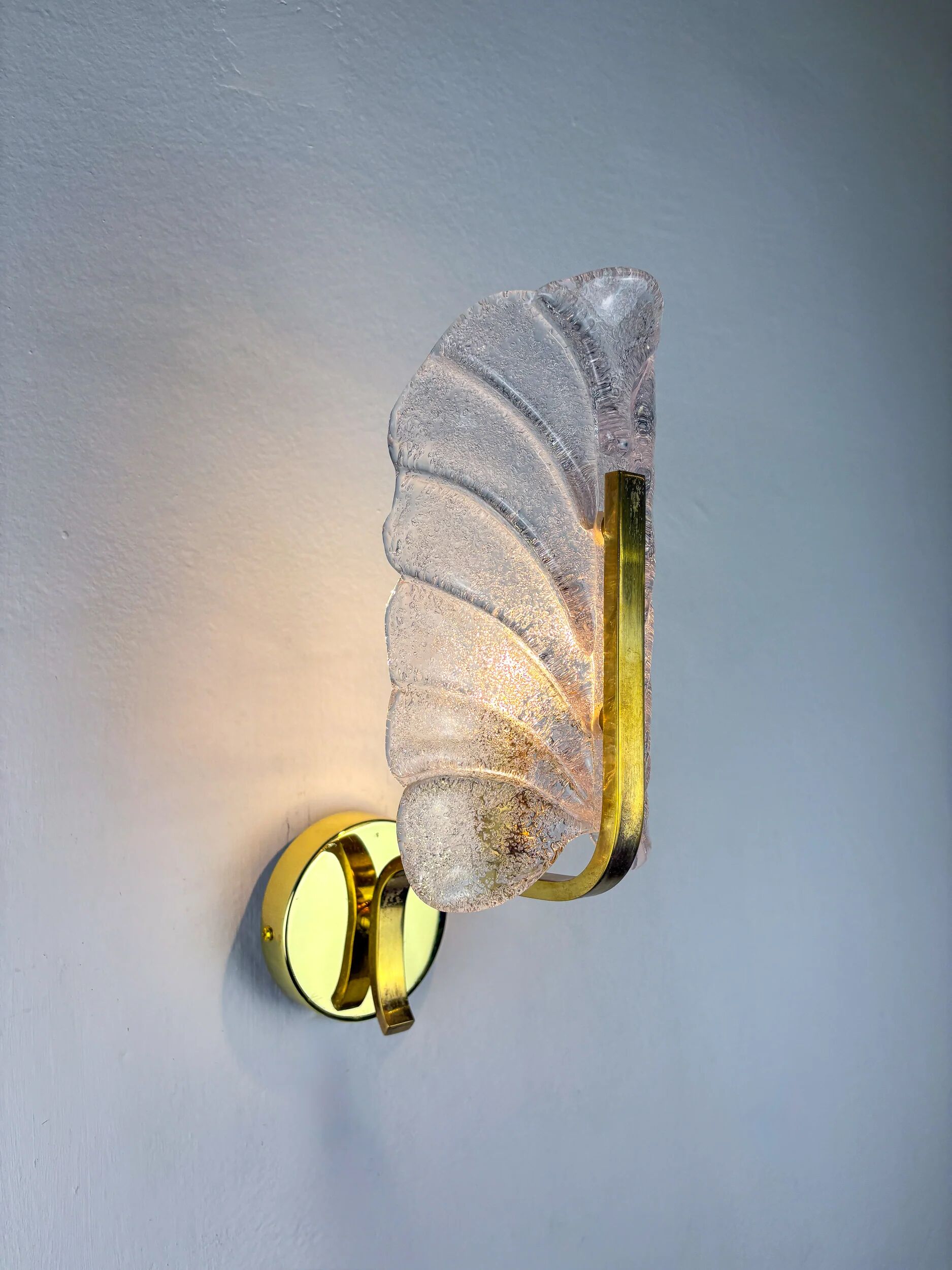 Paire de appliques en verre givré en forme de feuille de Murano, verre texturé et laiton doré, Italie, vers 1970