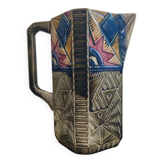 Onnaing slip pitcher
