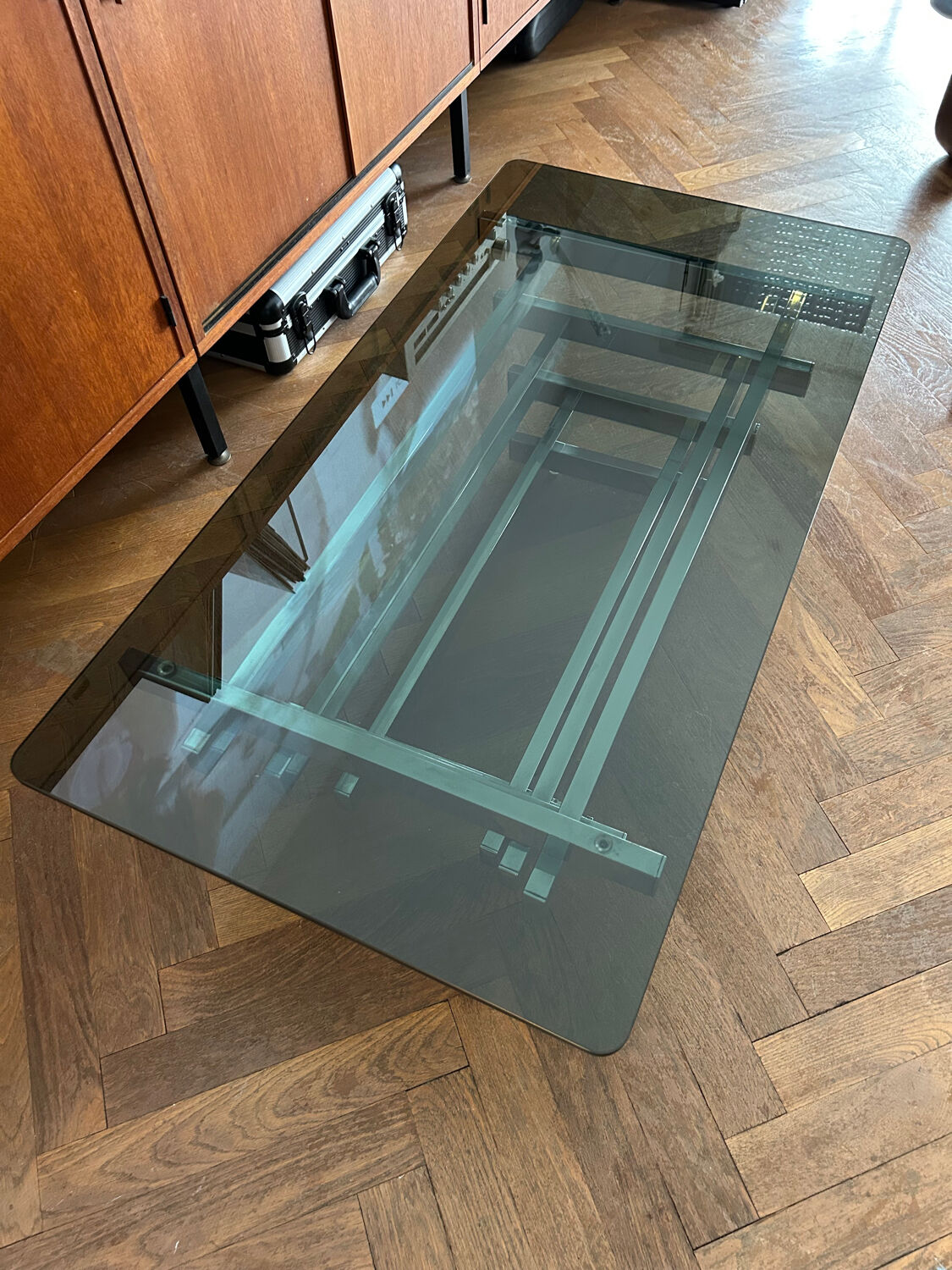 70s design coffee table in rectangular glass with chrome legs.