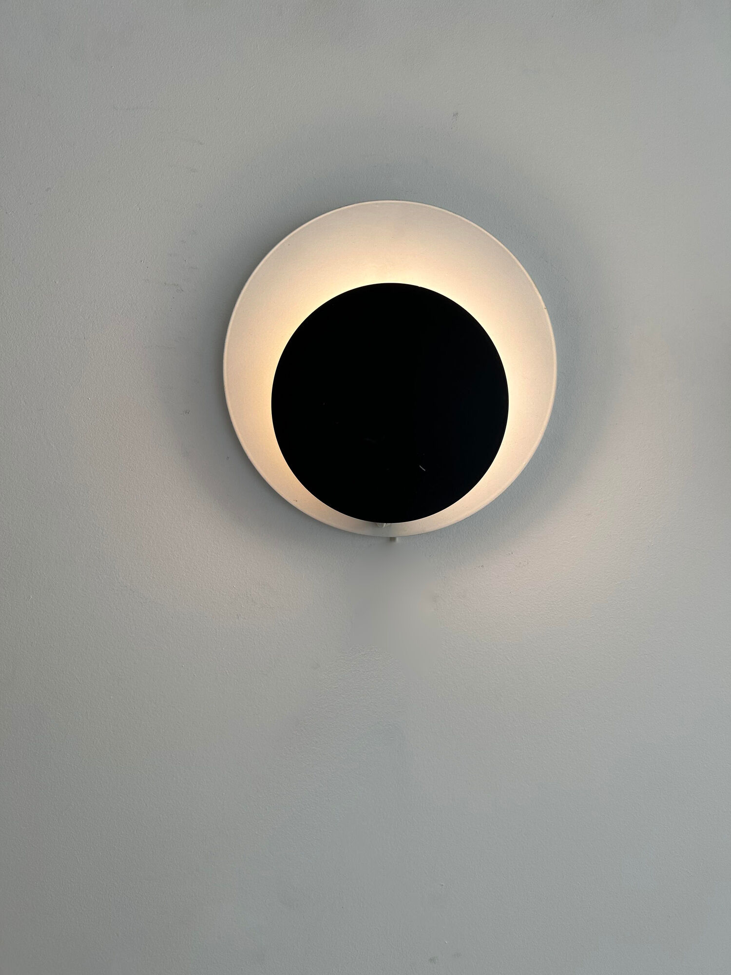 Pair of vintage "Cirkle" wall lights in black and white lacquered metal, Denmark 1970