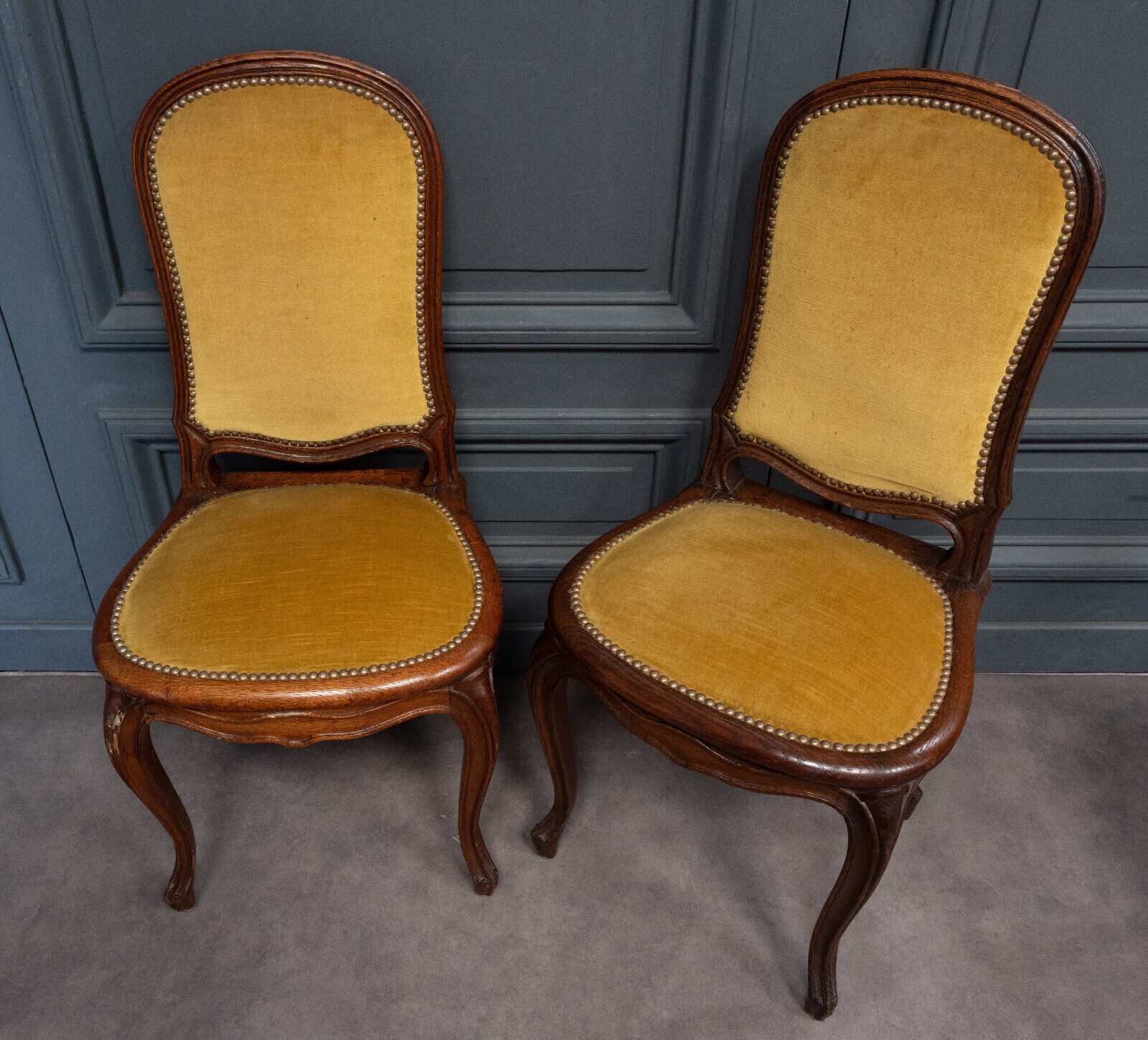 Suite of 6 Louis XV style chairs in walnut nineteenth yellow velvet