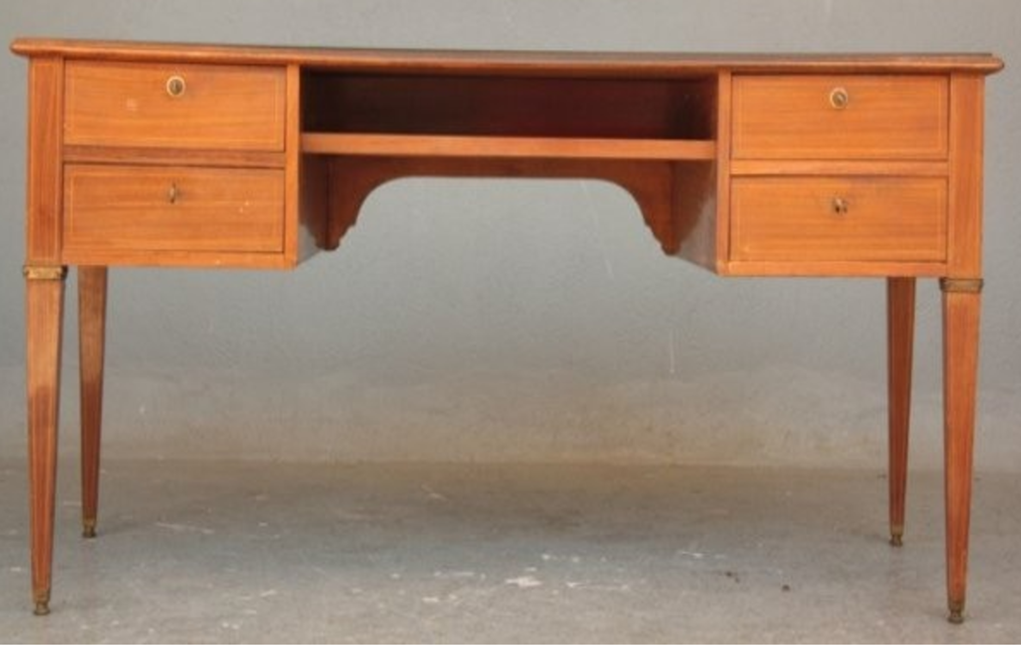 Bureau de style Louis XVI plaqué acajou