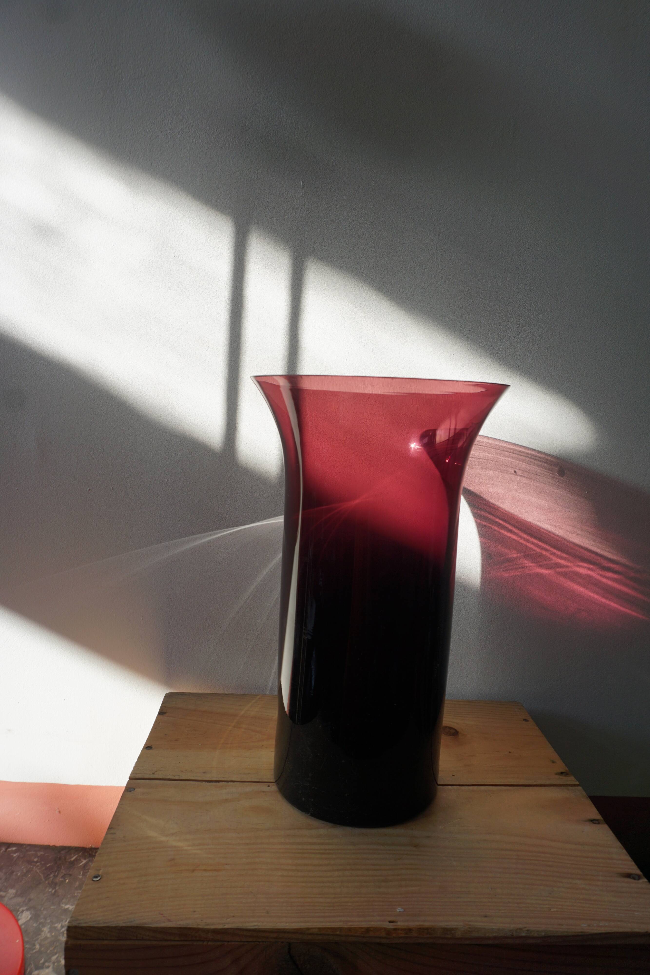 Vase violet en verre soufflé