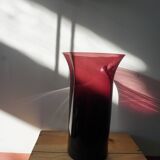 Vase violet en verre soufflé