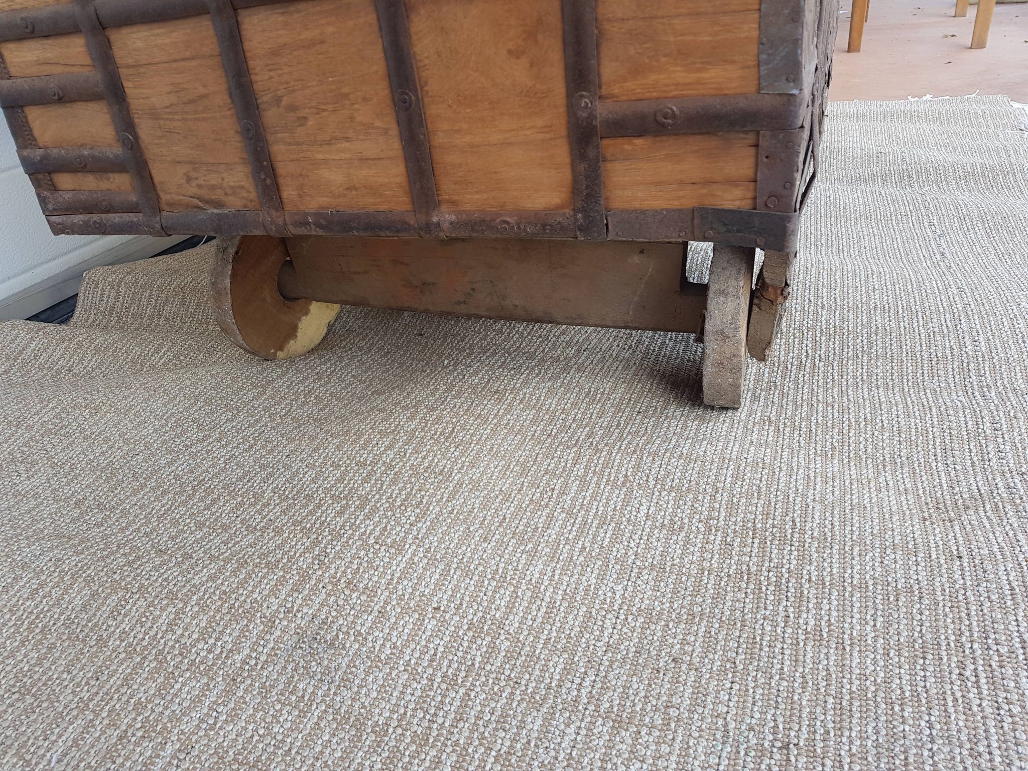 Coffre ancien indien vintage  sur roues en bois début 20eme s