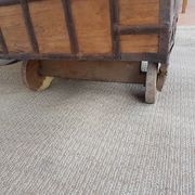 Coffre ancien indien vintage  sur roues en bois début 20eme s
