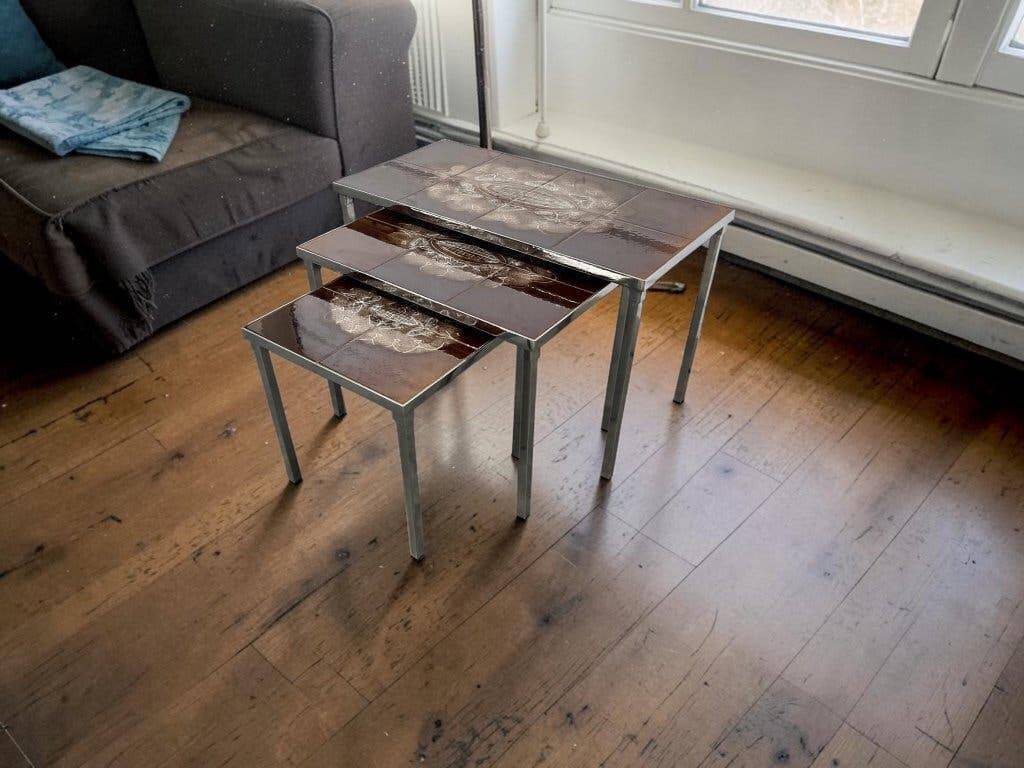 Ensemble de 3 tables gigognes vintage / tables d'appoint avec céramique