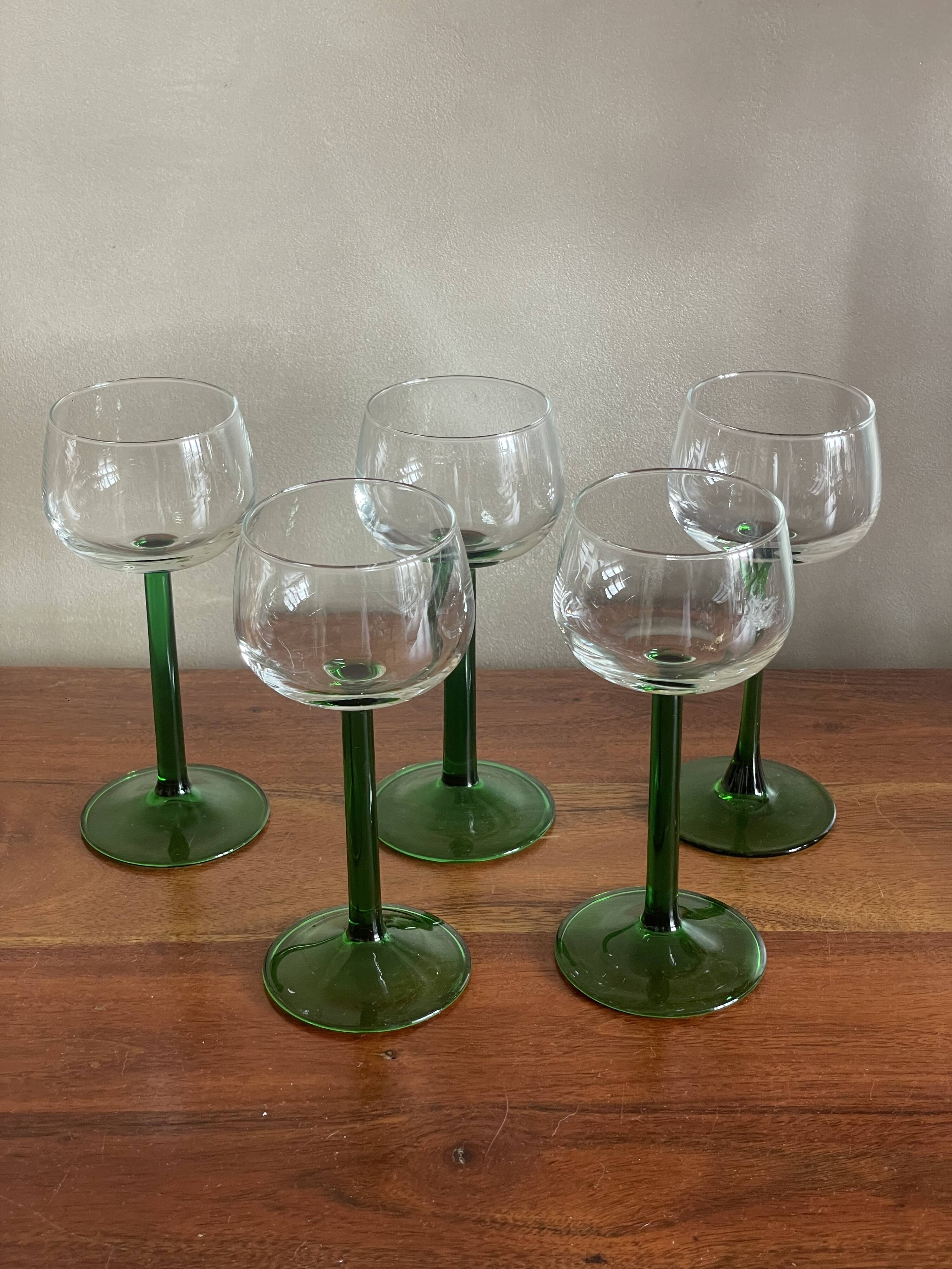 5 white wine glasses