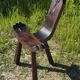 Chaise tripode brutaliste