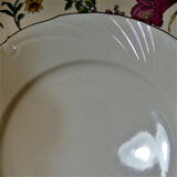 Cinq assiettes de table en porcelaine