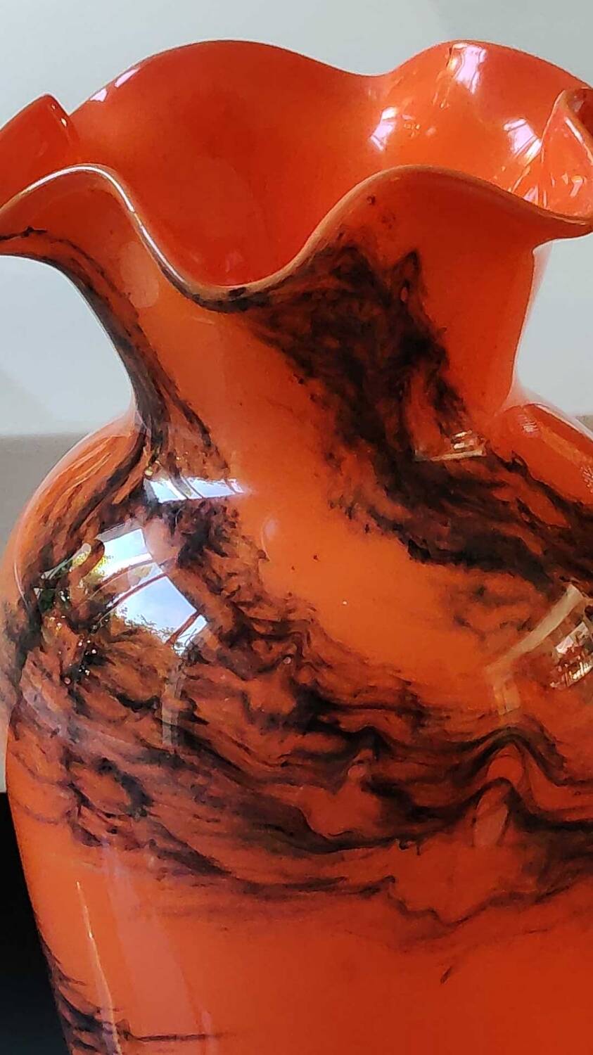 Corolla floral base. In blown Art glass, Murano Italy style. Black plumes of smoke. High 24 cm