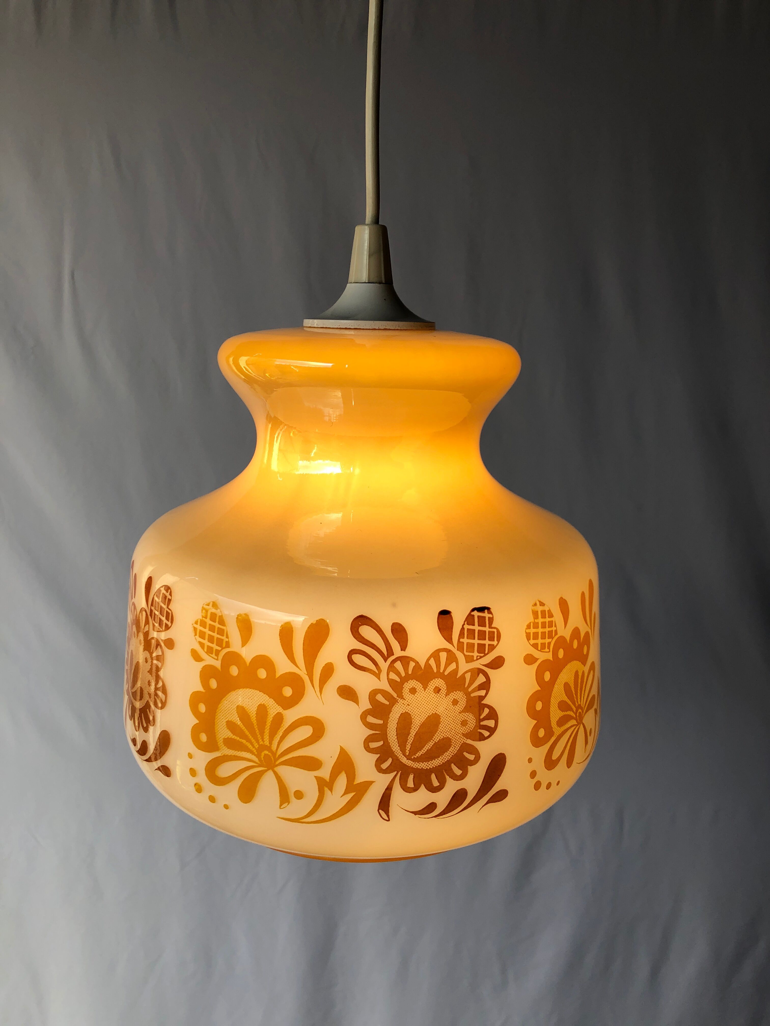 Retro opaline suspension