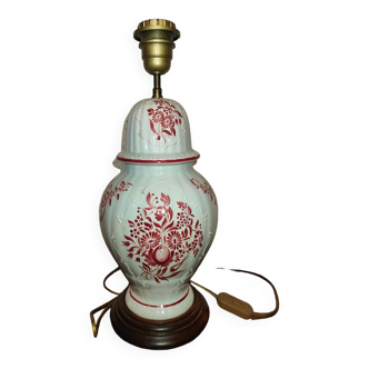 Pied de lampe en porcelaine décorée de fleurs sur tons roses