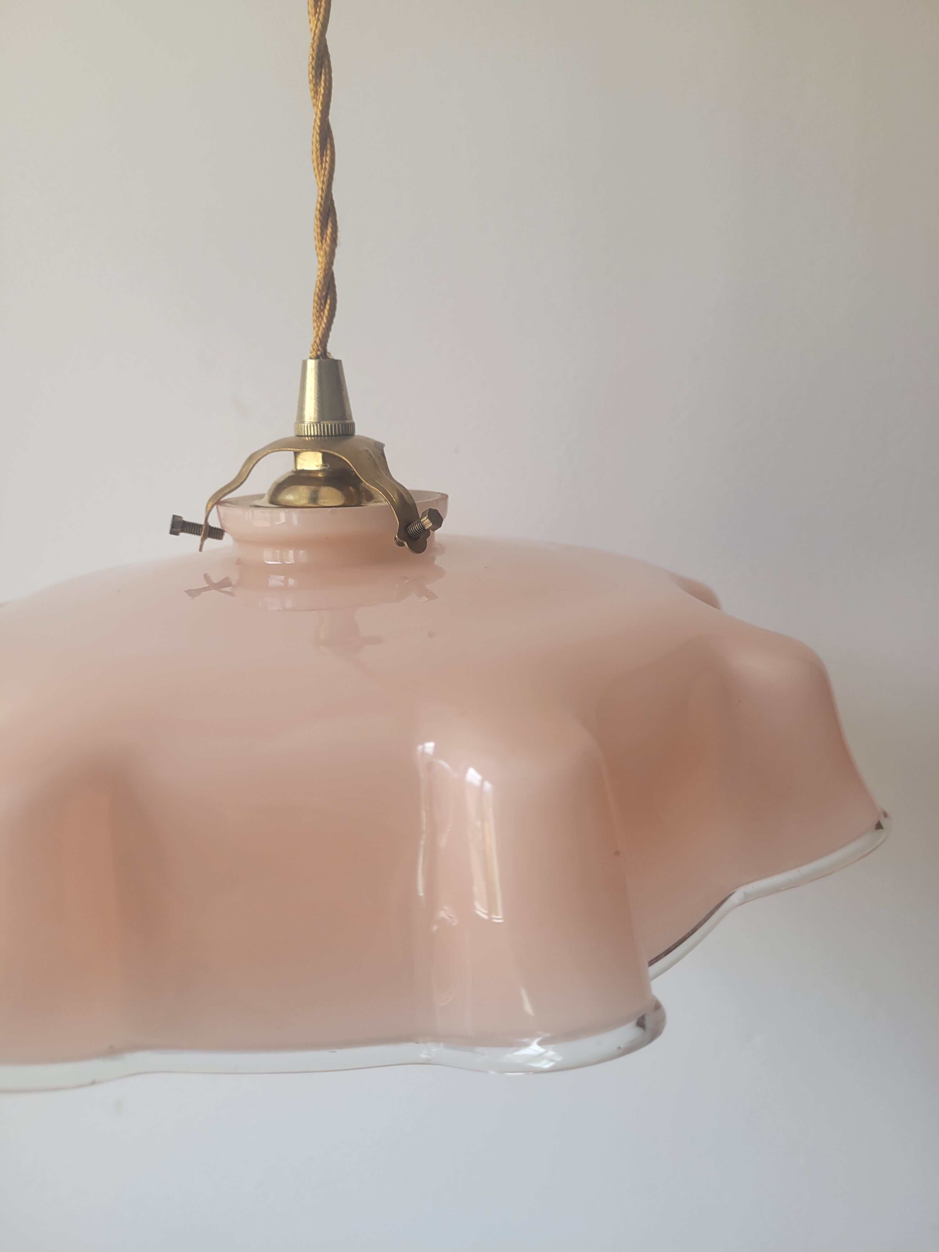 Pink opaline suspension