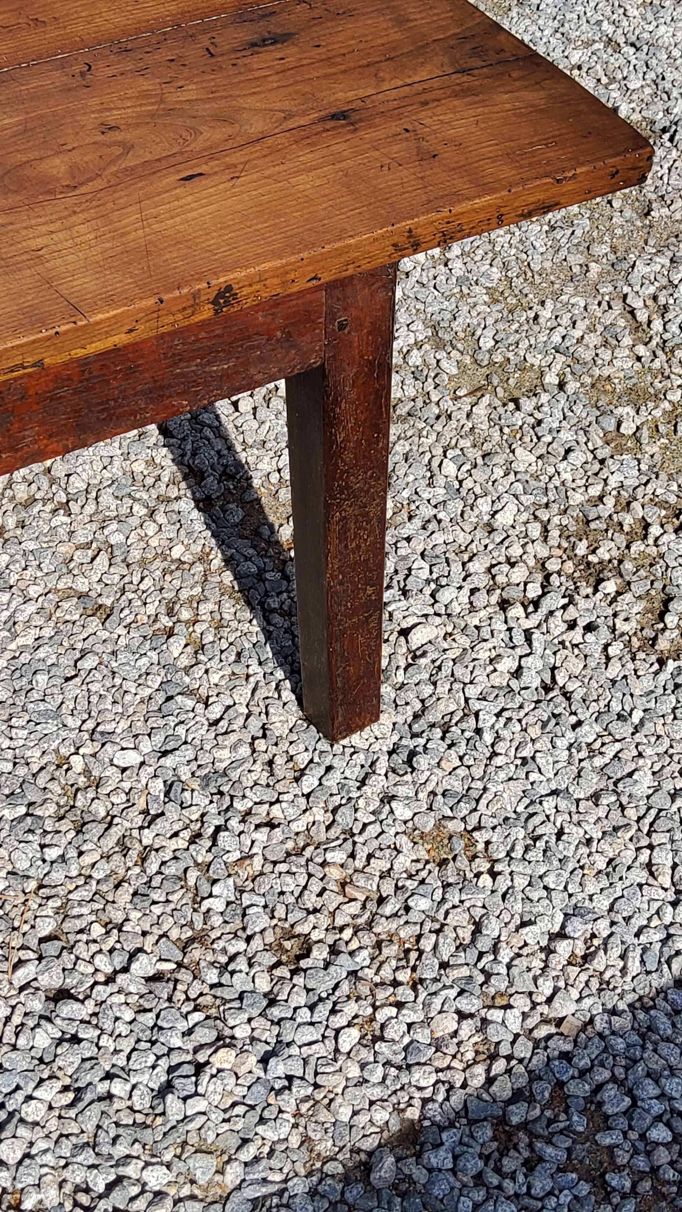 Table basse de ferme XIXième siècle plateau merisier piètement chêne 1 tiroir pieds fuseaux