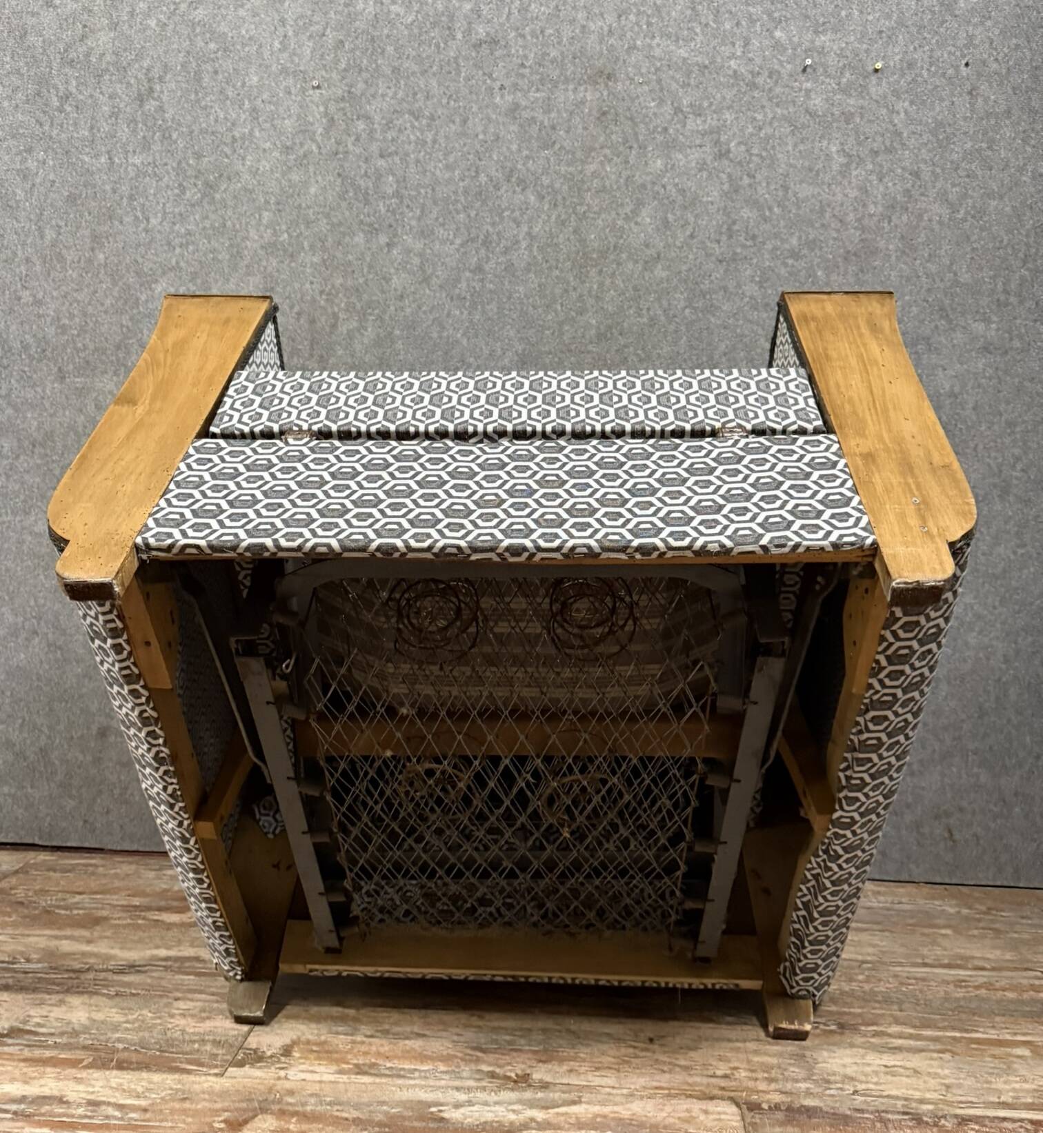 tulip armchair convertible into a bed, Art Deco period, light wood