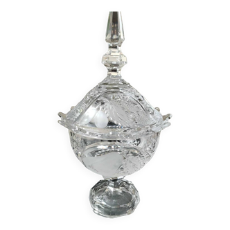 Bonbonniere in cut Bohemian crystal. Frosted fruit/crosshair/geometric/floral patterns. Multifaceted tip. Dim 32 x 18 cm