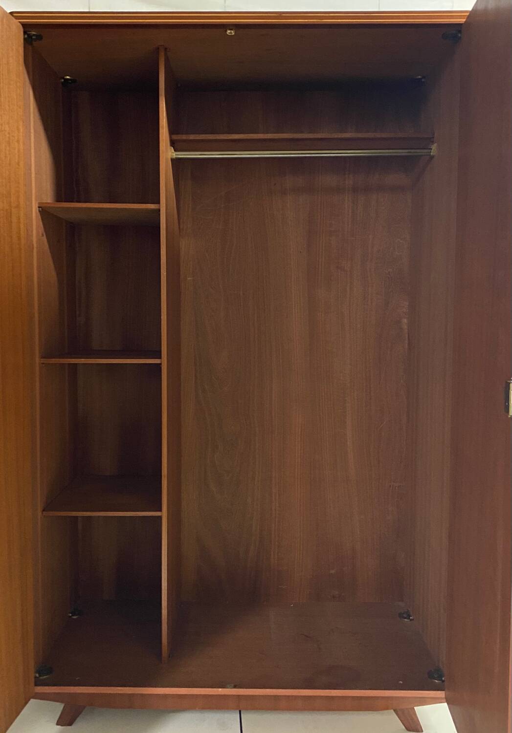 Armoire vintage pieds compas