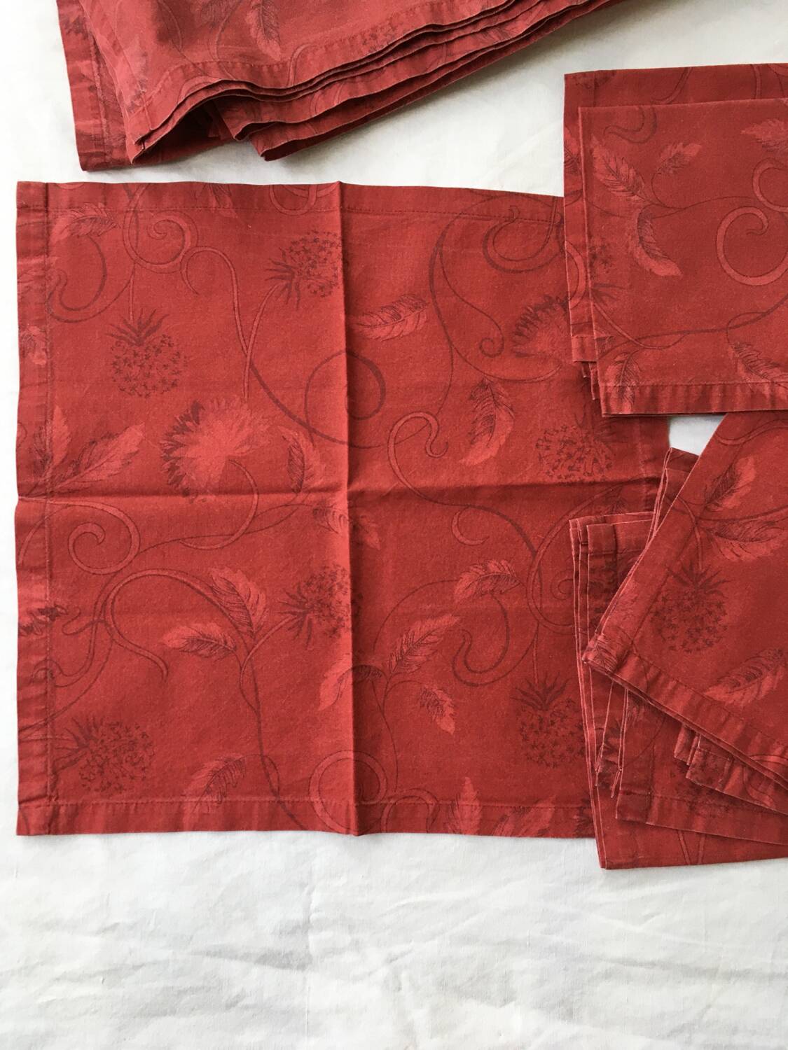 Large red tablecloth for 8 places and napkins