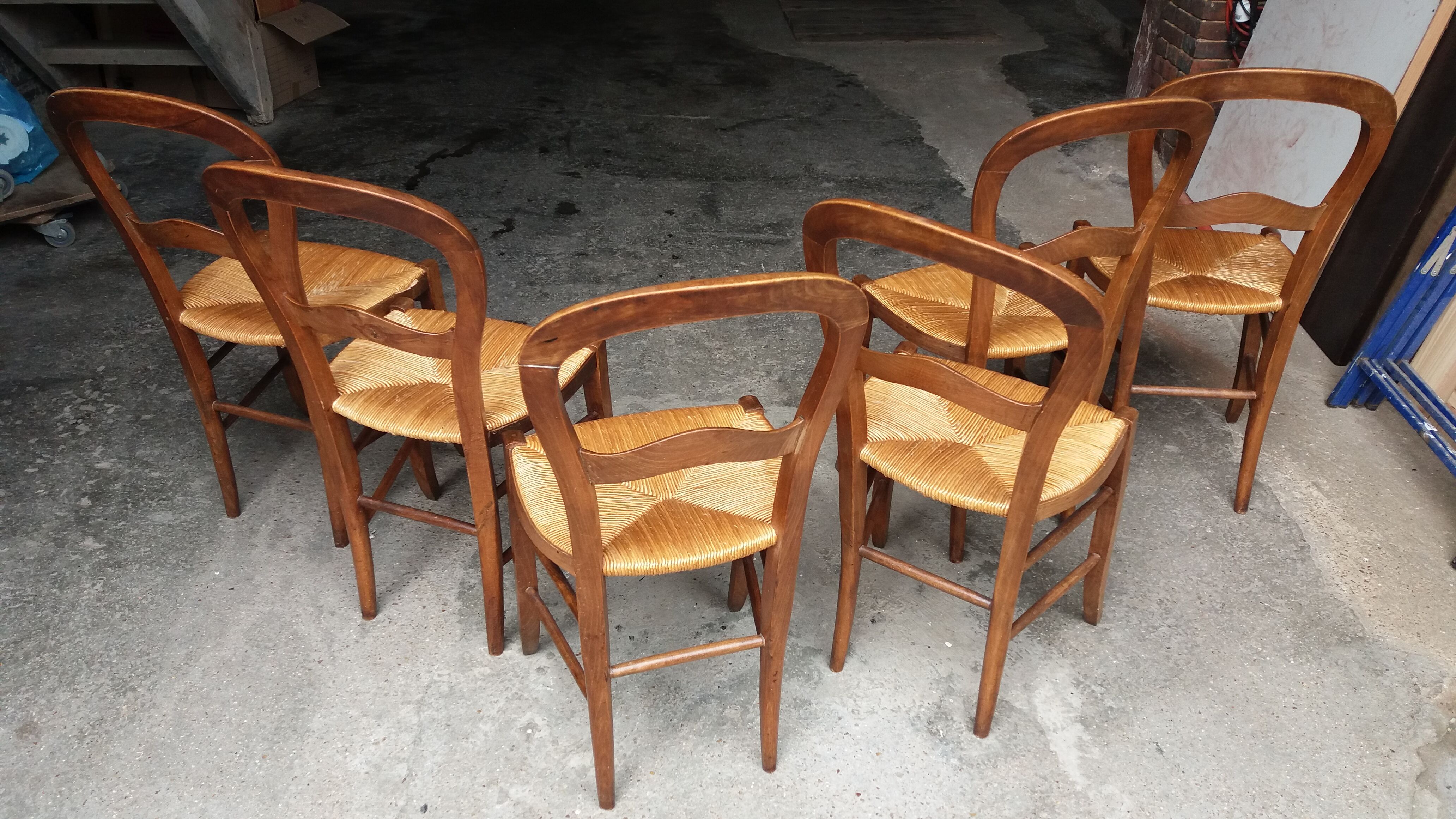 6 rustic straw chairs.