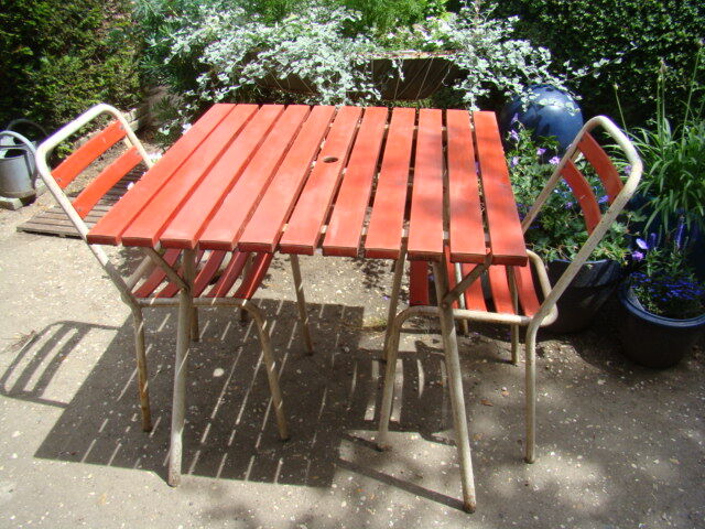 Garden table and two vintage canvas chairs 50/60