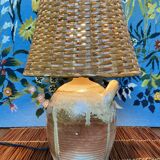 Lampe à poser en grès et rotin