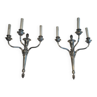 Paire d'appliques de style Louis XVI en métal argenté à 3 bras de lumière