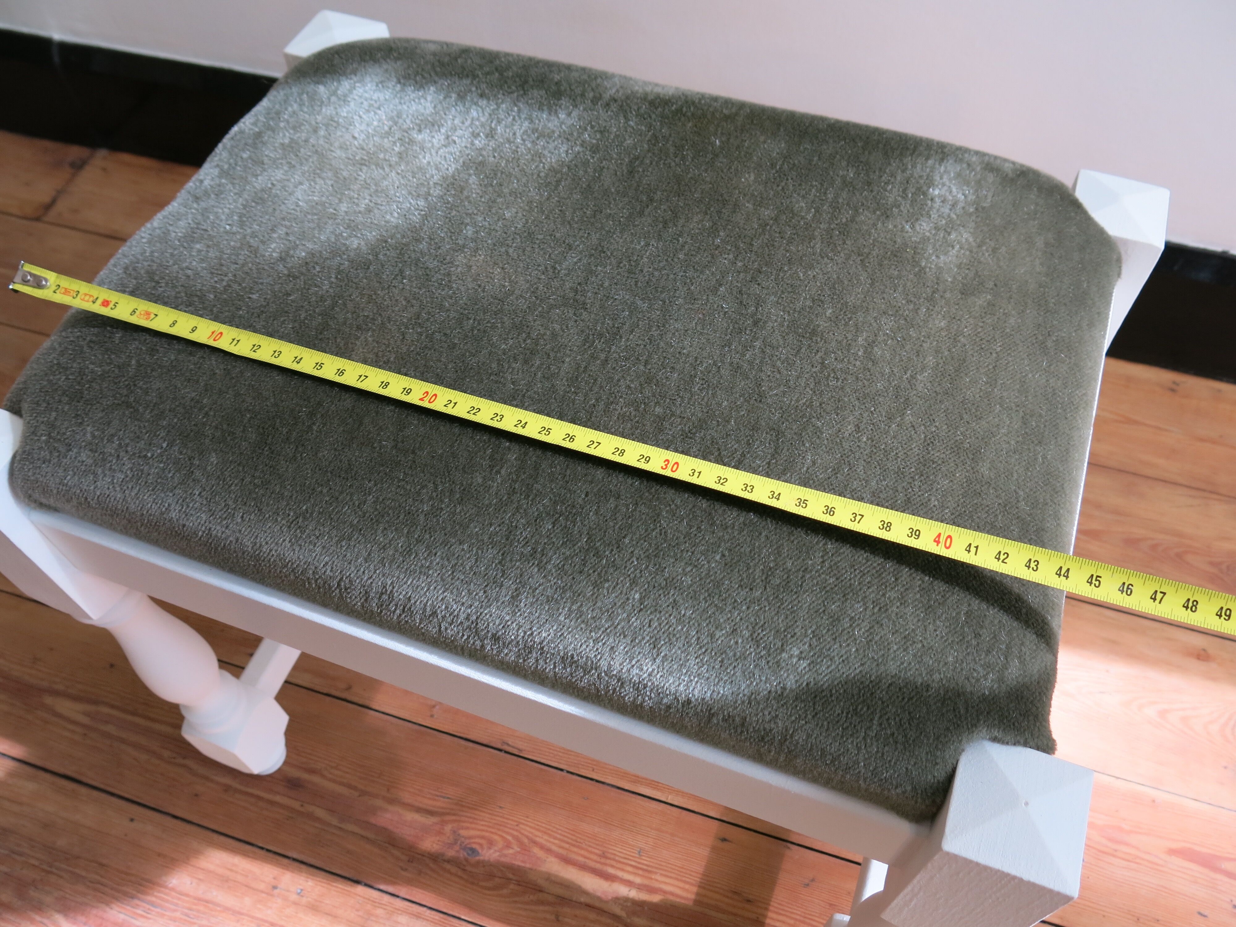 Repose-pied vintage en bois et velours